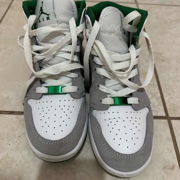 Nike Air Jordan 1 Mid Se (GS) 4Y/5W - Picture 2 of 8